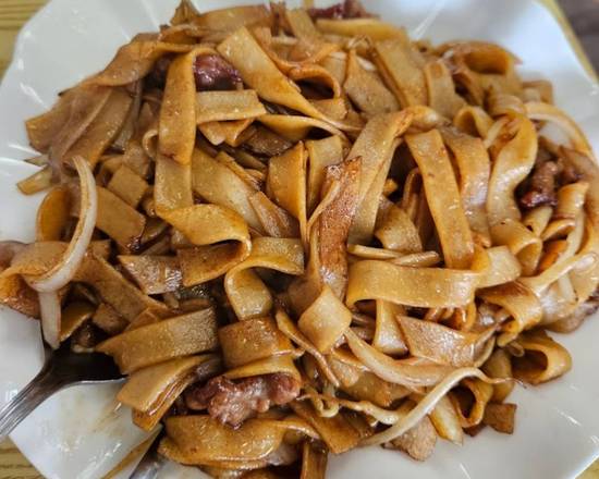 3. Stir-Fried Rice Noodle with Beef 干炒牛河